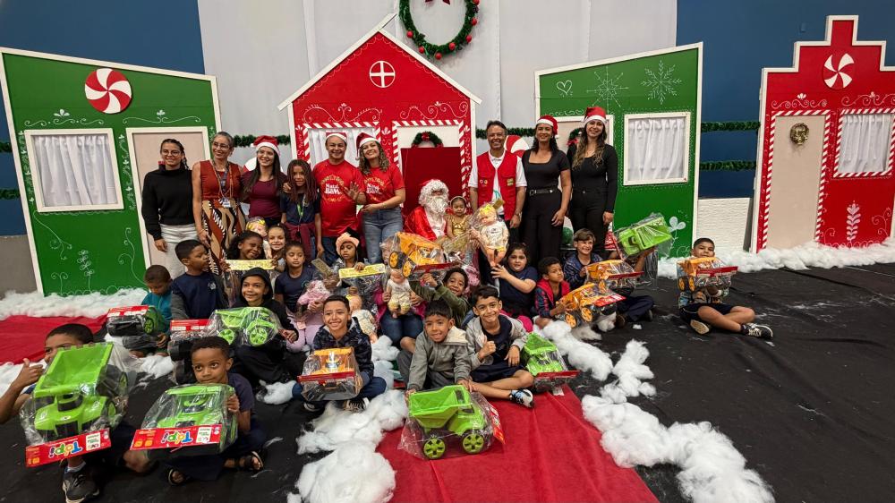 Crianças de escolas municipais recebem brinquedos no Natal do Bem
