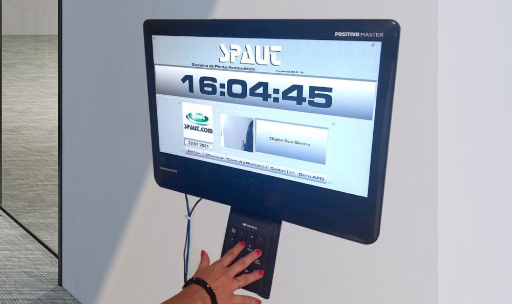 Governo de Cidade Ocidental implanta ponto eletrônico